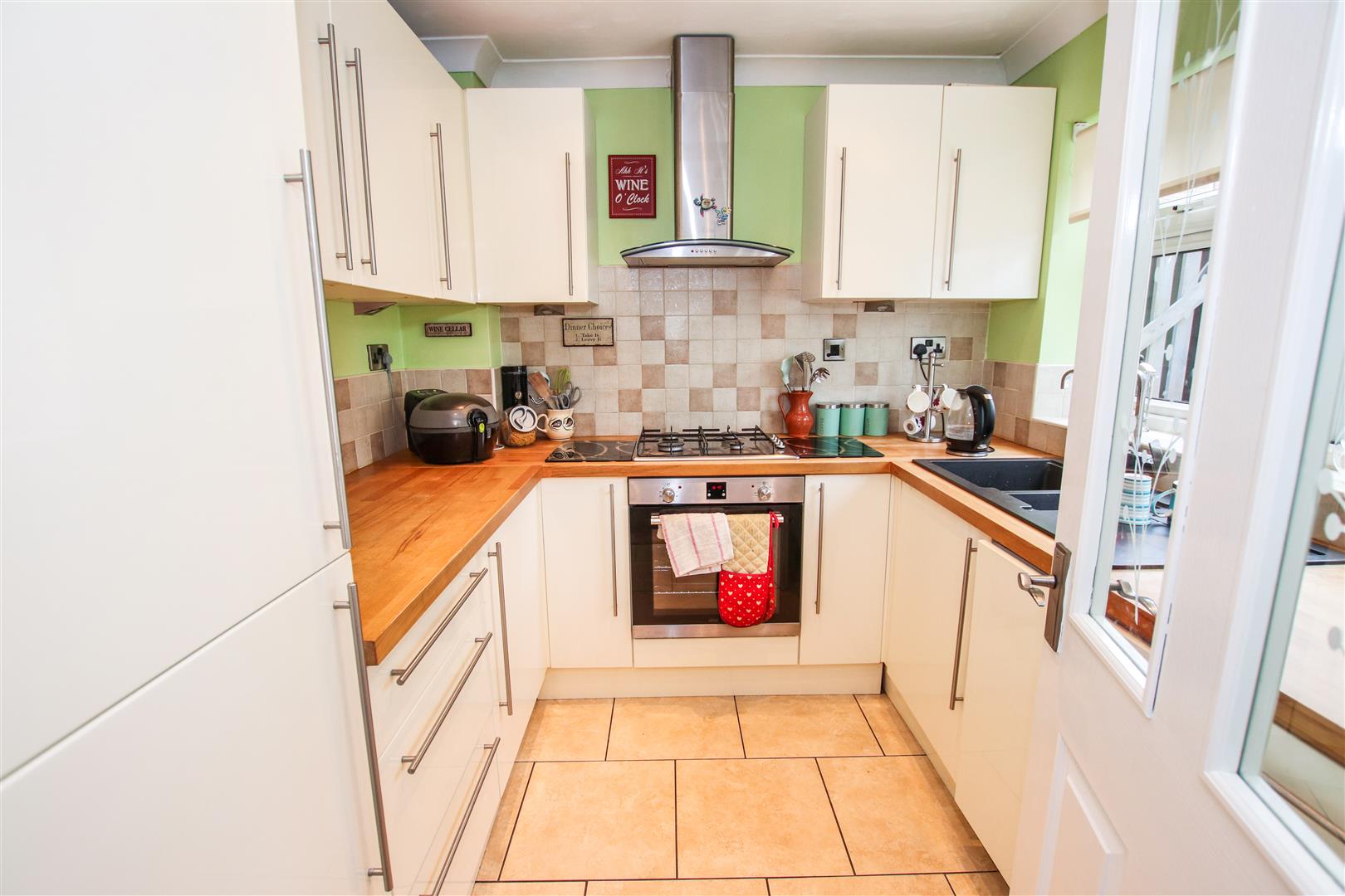 MODERN FITTED KITCHEN